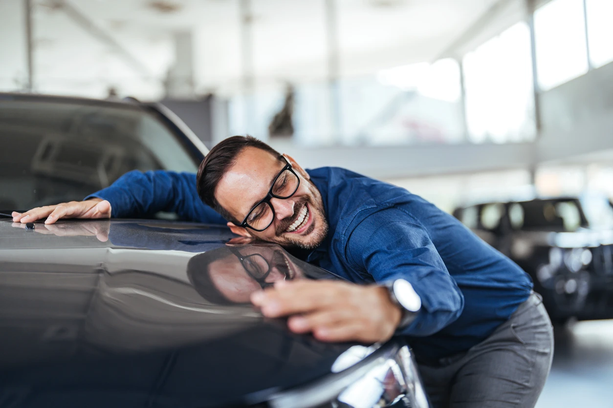 Cliente feliz recebendo o carro por assinatura